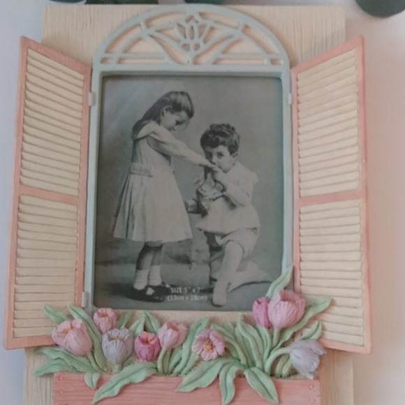 Window picture frame with shutters and floral box - Picture 2 of 7